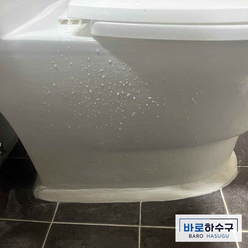 변기막힘 작업 후, 배관 세척 뒤 변기를 다시 붙이고 마감한 화장실 (안양 현장)