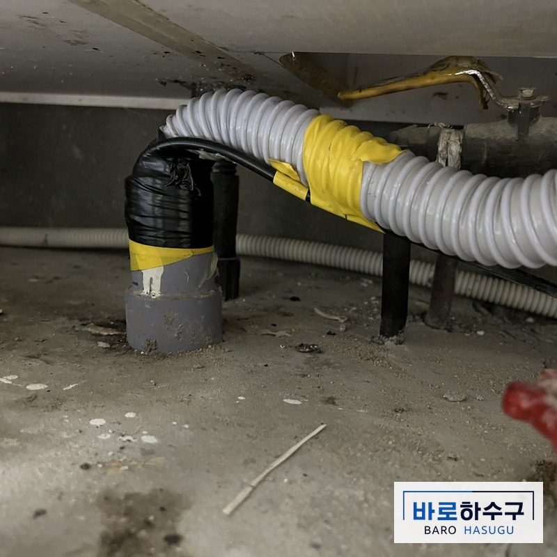 과천 싱크대막힘 작업 후, 석션으로 찌꺼기를 빼내고 정리한 싱크대 아래 배관 (과천 부림동)