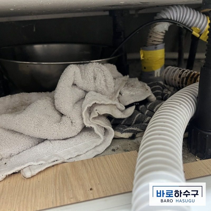 과천 싱크대막힘 작업 전, 물이 역류하던 싱크대 아래 배관과 호스 (과천 부림동)